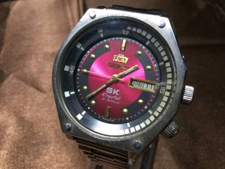 Khám phá chiếc đồng hồ Orient mặt đỏ bán chạy nhất tại Việt Nam - Ảnh 1