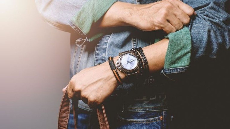 10 mẹo mix đeo đồng hồ và vòng tay đẹp hợp phong thủy - Ảnh 11