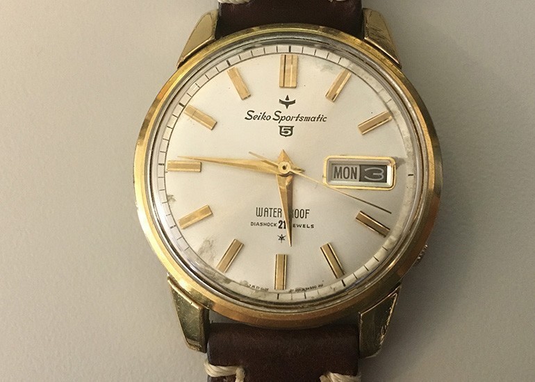 đồng hồ Seiko 5 phiên bản 1963 đã thay thế dây da do dây kim loại bị hư