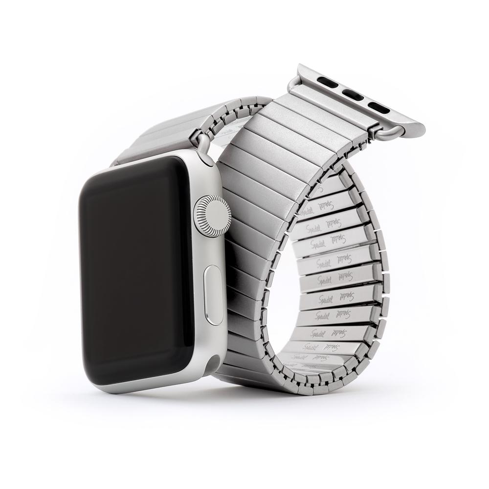 Một chiếc dây đồng hồ kim loại co dãn thiết kế cho Apple watch