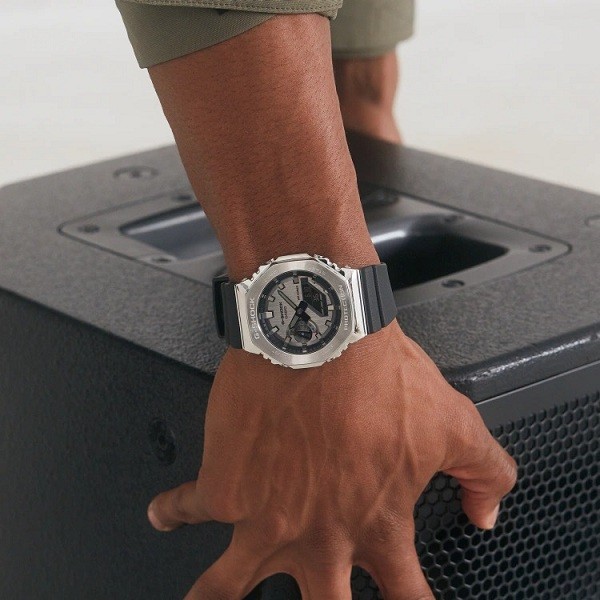 Vẻ đẹp bóng bẩy và tỉ mỉ trên từng chi tiết của đồng hồ G Shock GM 2100 - Hình 18