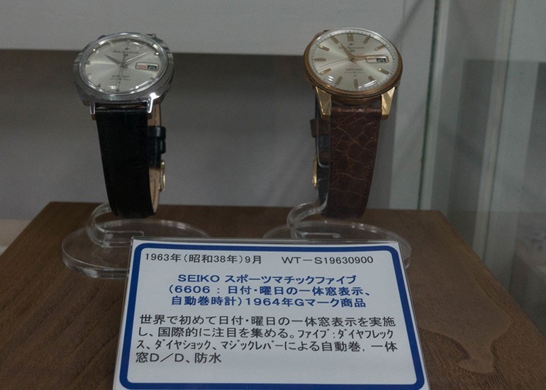 đồng hồ Seiko 5 phiên bản 1963 với vỏ trắng và vỏ vàng tại bảo tàng Seiko