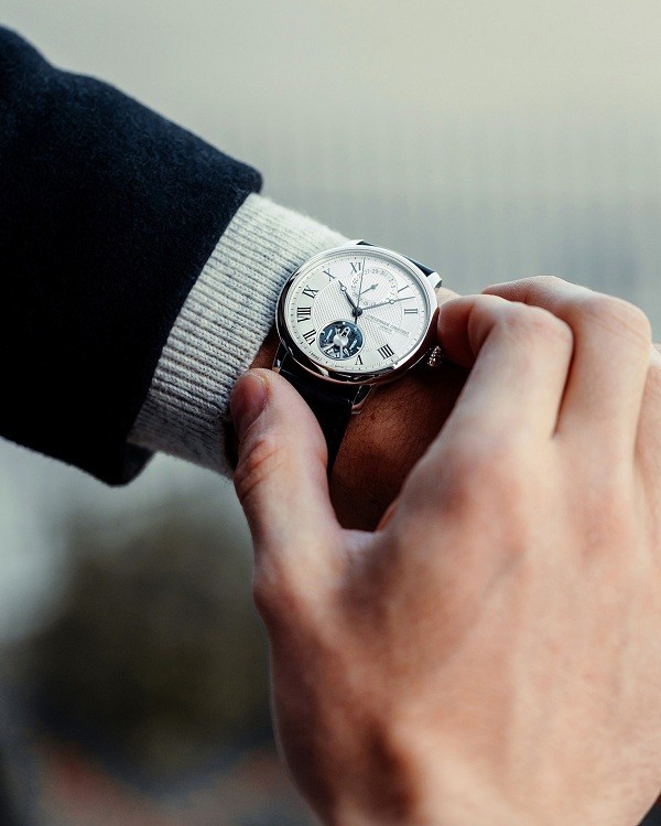 5 cách phân biệt đồng hồ xách tay chính hãng thật dễ dàng - Ảnh: 1
