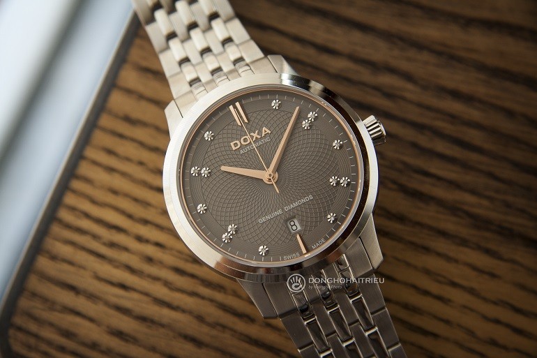 5 hãng đồng hồ nam automatic (Thụy Sỹ) nổi tiếng về đính kim cương - Ảnh: Doxa D220SGY