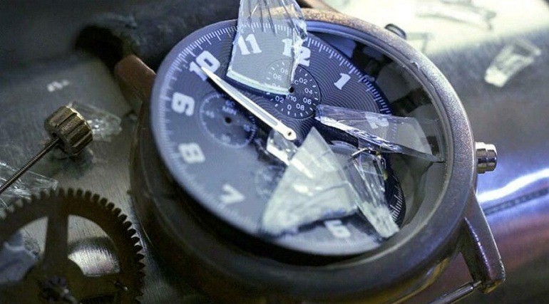 Thay kính sapphire cho đồng hồ ở nơi không uy tín - Ảnh 11