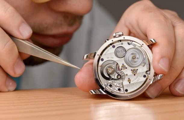 Thay pin đồng hồ đeo tay giá bao nhiêu? Cách tự thay tại nhà