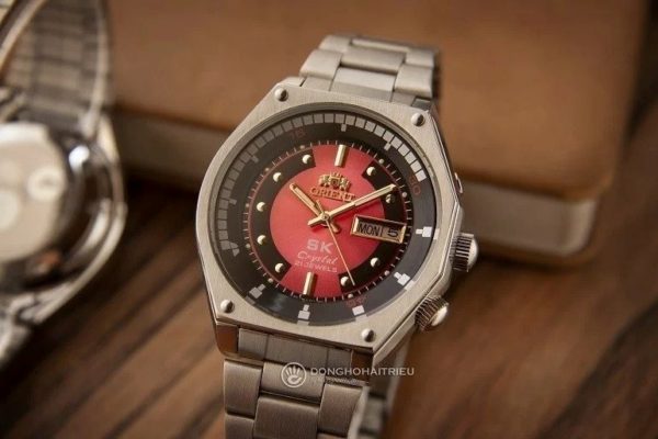 Khám phá chiếc đồng hồ Orient mặt đỏ bán chạy nhất tại VN