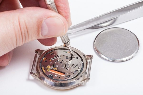 Cách sửa đồng hồ đeo tay nhanh chóng bằng 10 mẹo đơn giản
