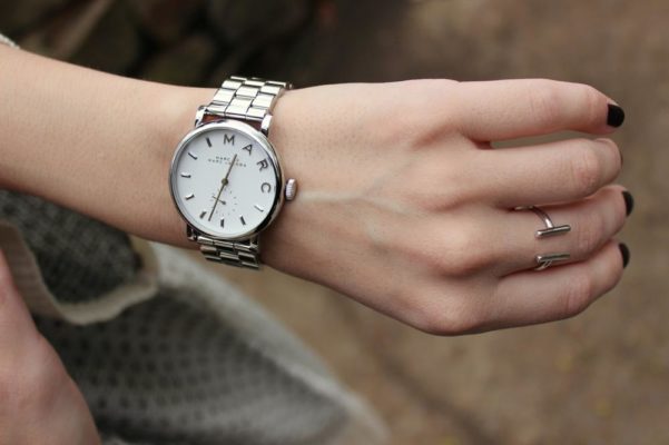 Con gái đeo đồng hồ tay nào? Ý nghĩa đeo tay phải và tay trái