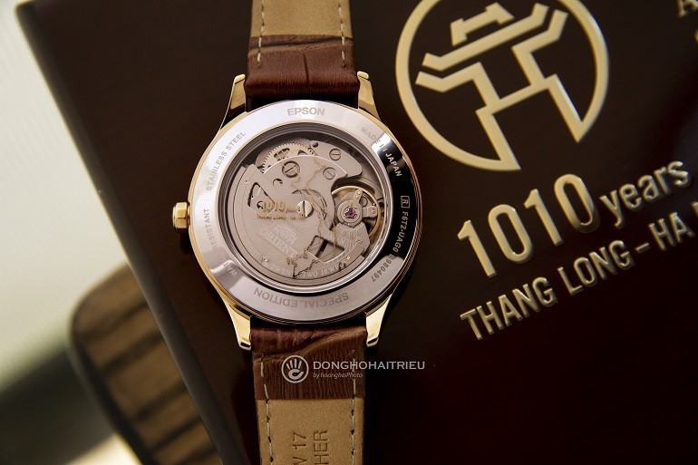 Đánh giá đồng hồ Orient 1010, kỷ niệm 1010 năm Thăng Long - Ảnh: Mặt sau