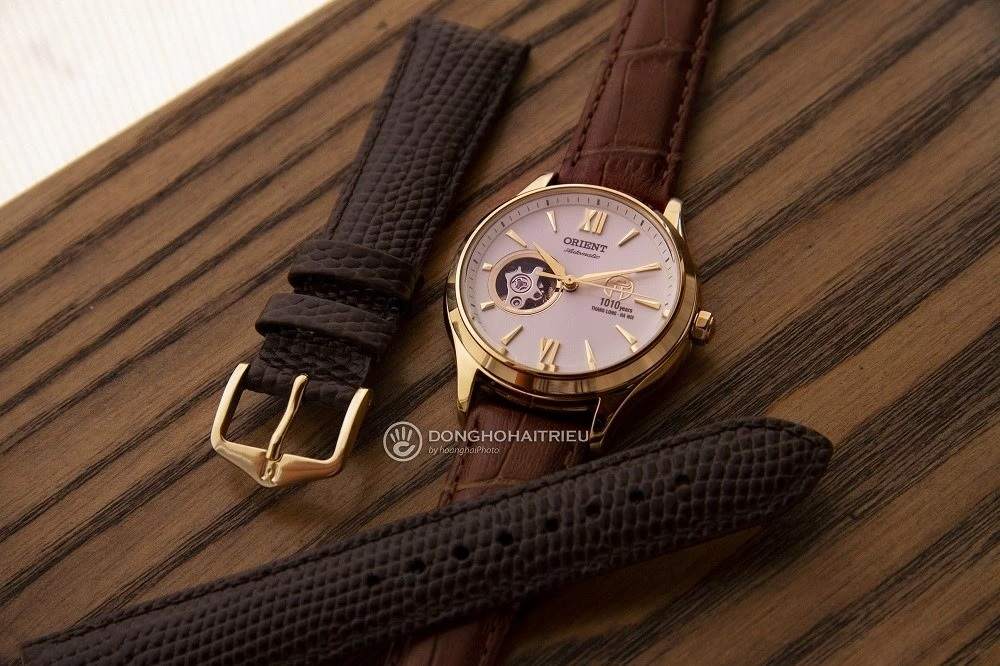  Dây đeo của chiếc đồng hồ Orient 1010 với thiết kế dập vân cá sấu - Ảnh 4