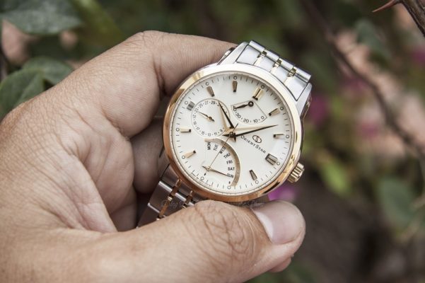 Đồng hồ Orient Sapphire có chống trầy không? Giá bao nhiêu?