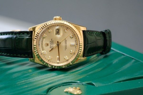 Đồng hồ Rolex dây da nam, nữ giá bao nhiêu, mua ở đâu?