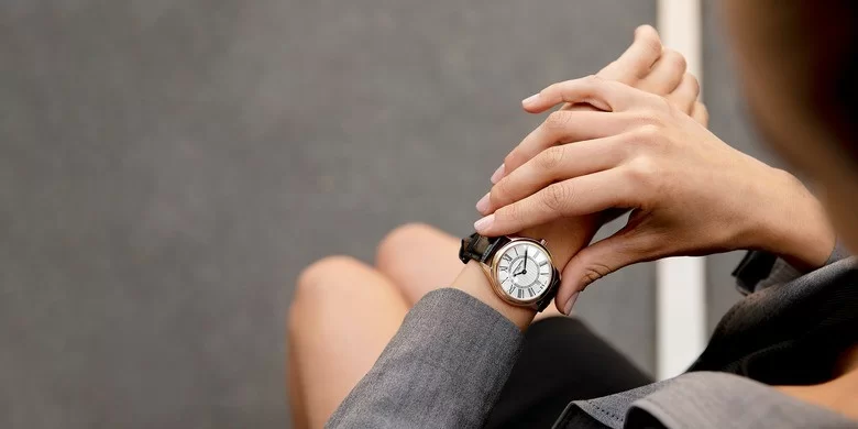Giải đáp: Con gái nên đeo đồng hồ úp hay ngửa đẹp hơn?