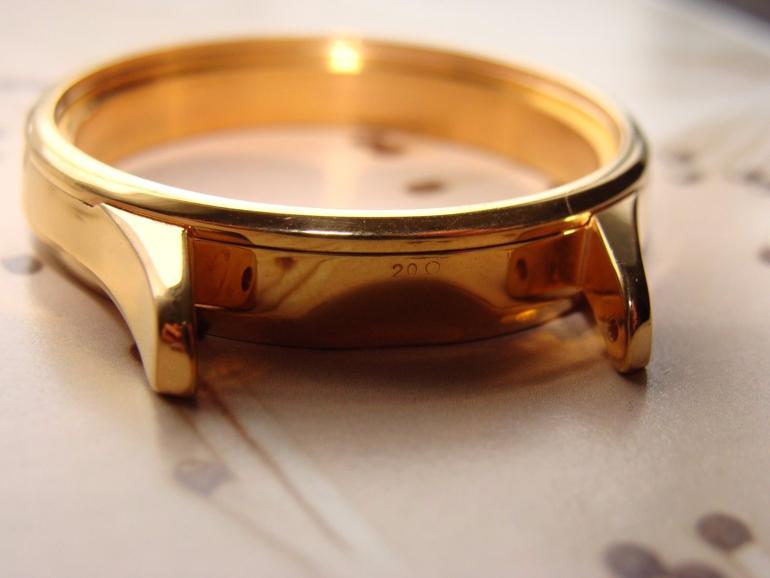 Giải Đáp: Liệu Đồng Hồ Đeo Tay Màu Vàng Có Được Mạ Vàng Thật? Vàng