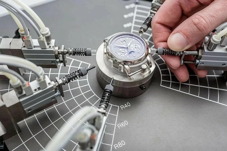 Các trang thiết bị là một trong những yếu tố của nơi sửa chữa đồng hồ uy tín ở Hà Nội-Hình 16