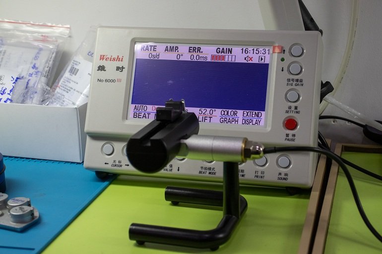 Máy móc chuyên dụng được nhập khẩu tại Thụy Sỹ là một trong những điều kiện là địa điểm sửa chữa đồng hồ uy tín ở Hà Nội-Hình 2