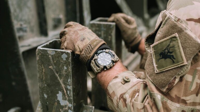 Tả chiếc đồng hồ đeo tay đồng hồ quân đội với đầy đủ tính năng - Ảnh 16