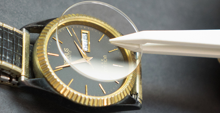 Làm thế nào để xóa bỏ vết trầy xước trên mặt kính đồng hồ?
