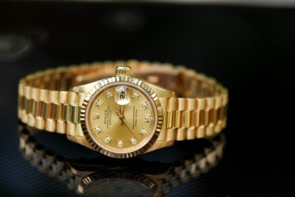 Đồng hồ vàng 18K nữ giá bao nhiêu? Tại sao lại đắt đỏ?
