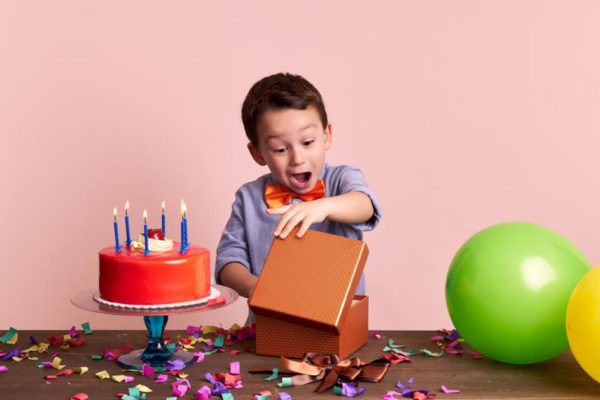 Gợi ý 15 món quà sinh nhật cho con trai đặc biệt bố mẹ nhất định phải tặng