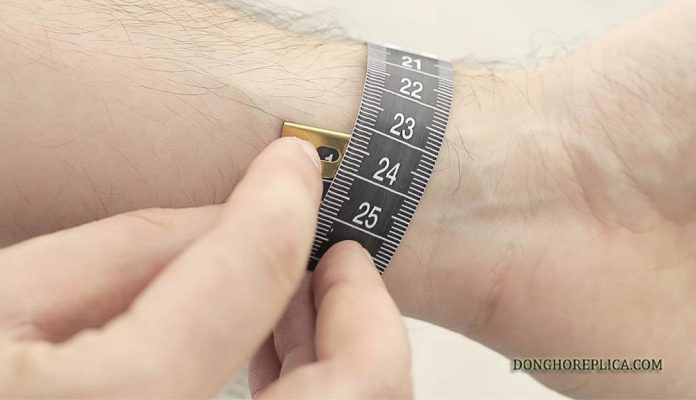 Đo chu vi cổ tay kỹ lưỡng để chọn ra mẫu đồng hồ Hublot phù hợp với cổ tay nhất