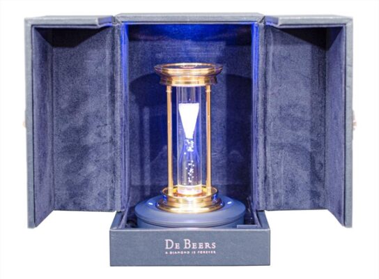 Sản phẩm của De Beers bỗng tăng giá mạnh tại các cuộc đấu giá đồng hồ