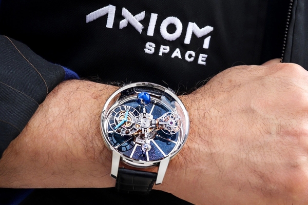 Sotheby’s mời bạn đấu giá chiếc đồng hồ tourbillon 3 trục đầu tiên tiến vào không gian