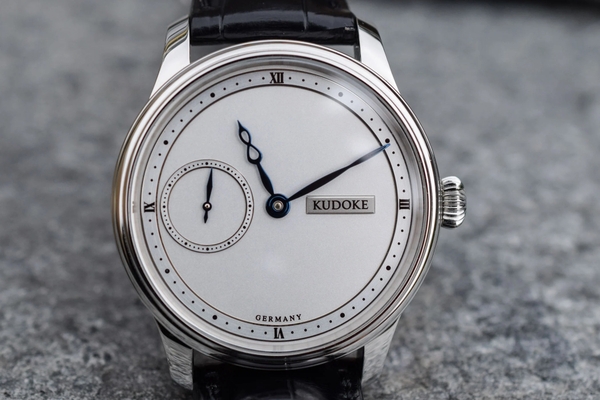 Kudoke HANDwerk 1 – Một chiếc đồng hồ thủ công điển hình của Đức