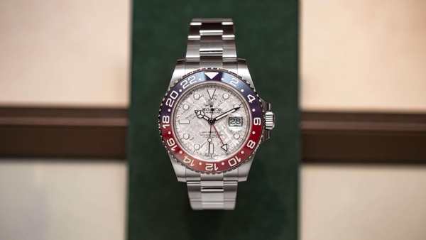 Giới thiệu đồng hồ Rolex GMT-Master II 126719BLRO “Pepsi” vàng trắng mặt số thiên thạch