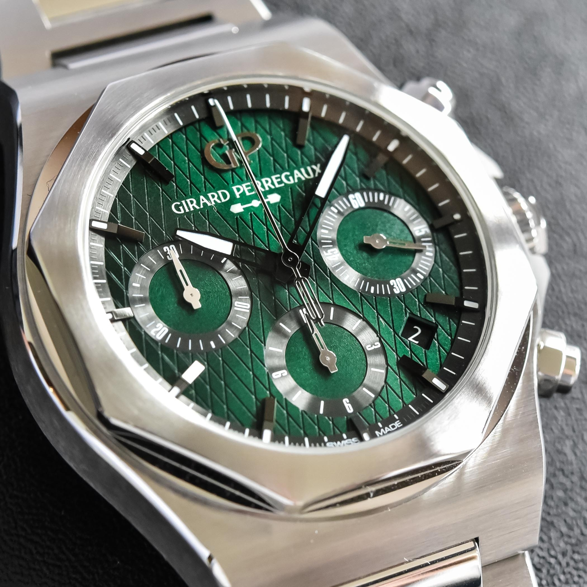 Đồng hồ Girard-Perregaux Laureato Chronograph Aston Martin Edition