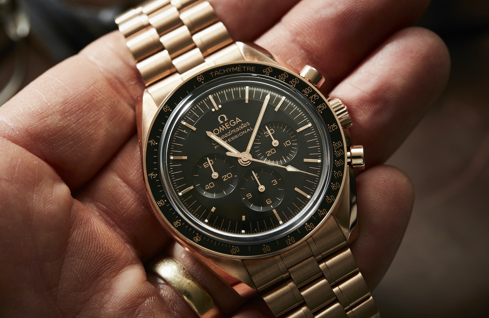 Đồng hồ Omega Speedmaster Moonwatch Professional Co-Axial Master Chronometer Chronograph 42mm làm từ vàng Sedna 