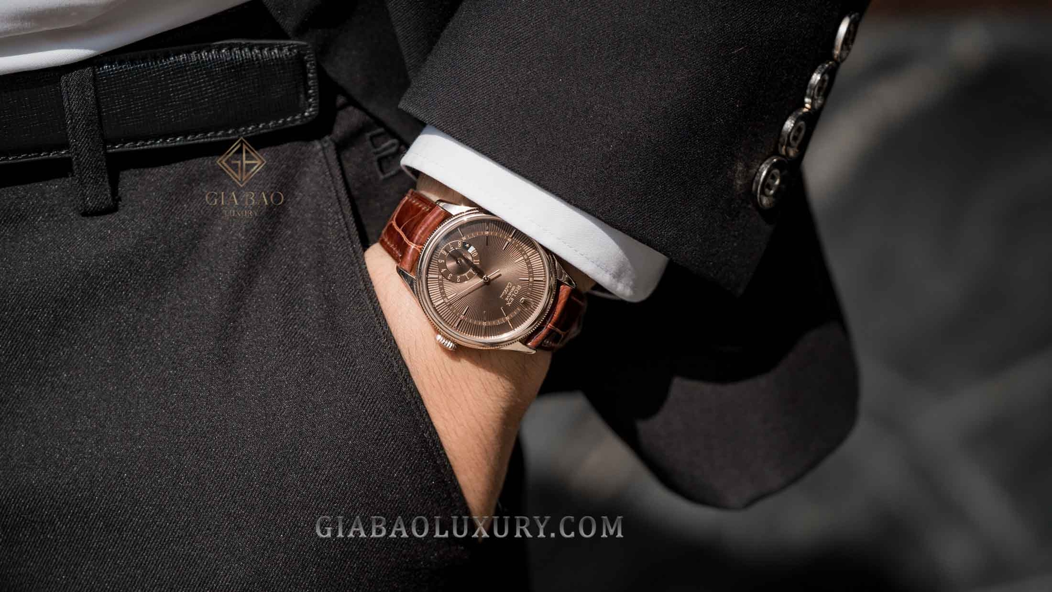 Thanh lịch với vest đen cùng Rolex Cellini Dual Time 50525 Mặt Số Chocolate