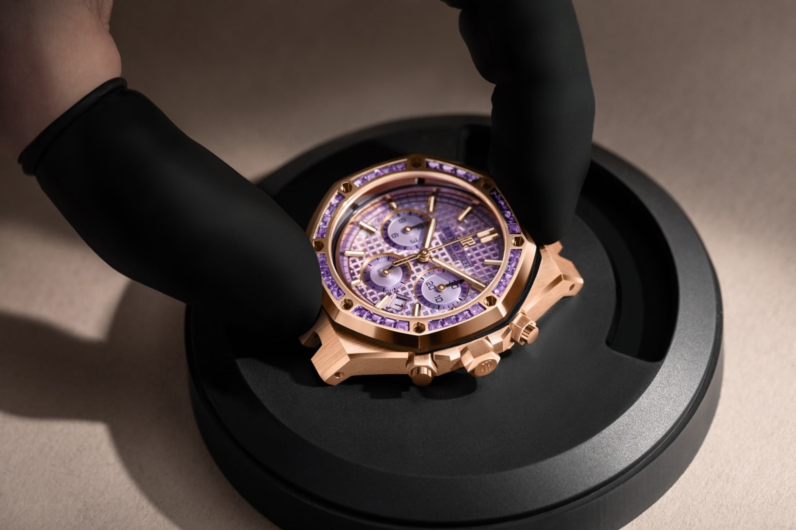 Đồng hồ Audemars Piguet Royal Oak Self-Winding Chronograph 38mm trong vàng hồng, mặt số tím