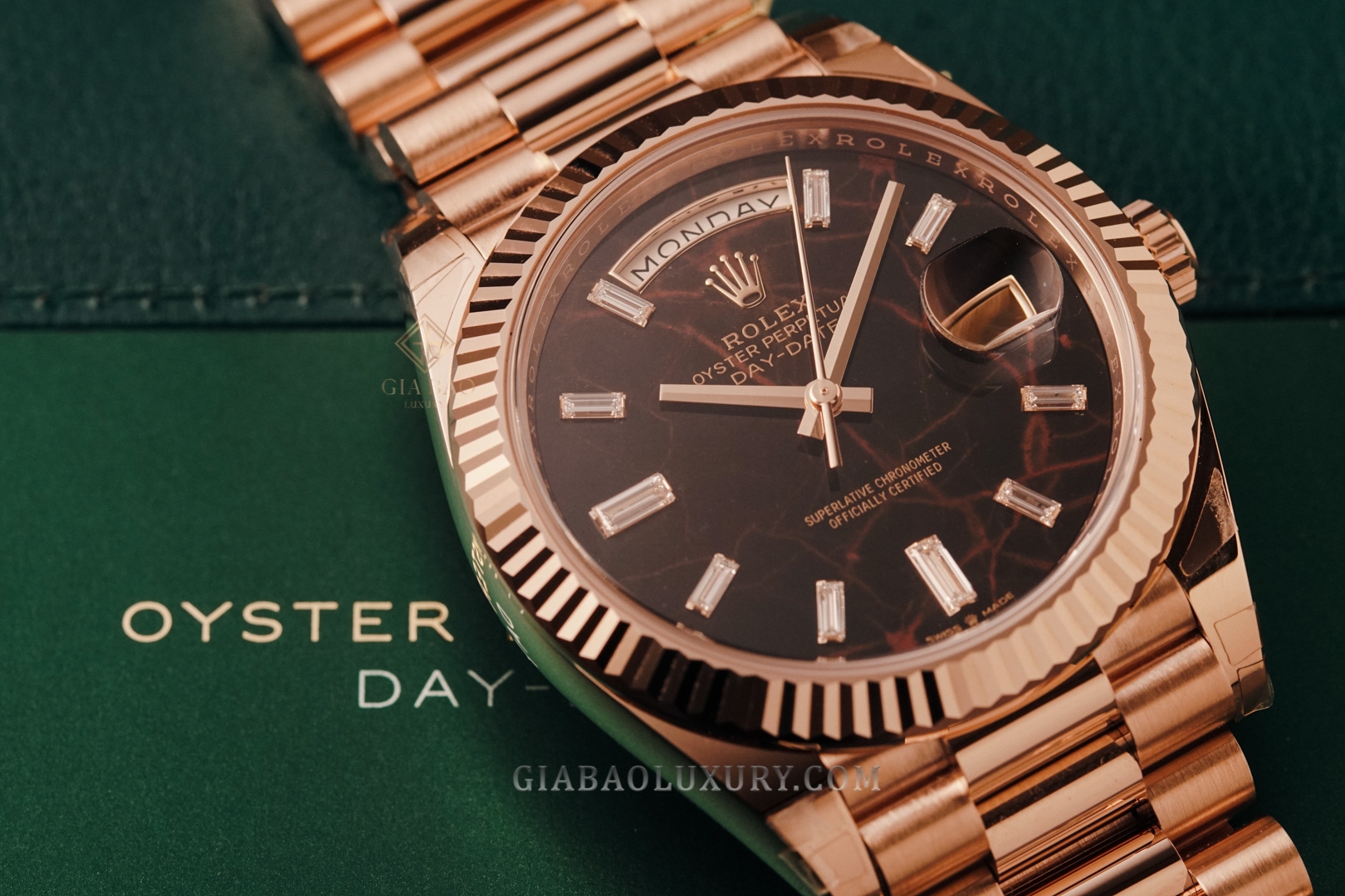 Cận cảnh đồng hồ Rolex Day-Date 40 228235 Mặt Số Eisenkiesel (New Model 2021)