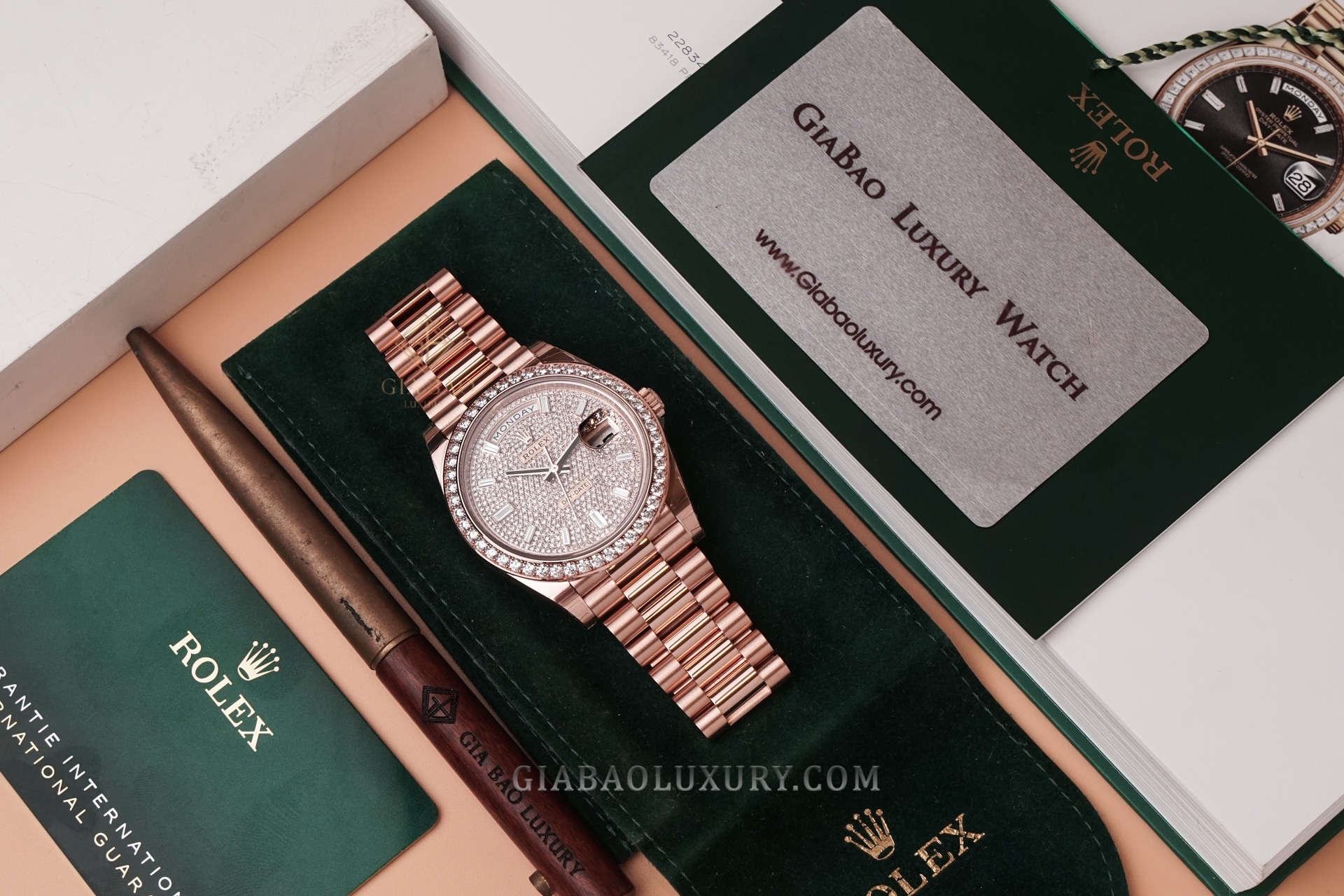 chiếc đồng hồ Rolex Day-Date 40 228345RBR