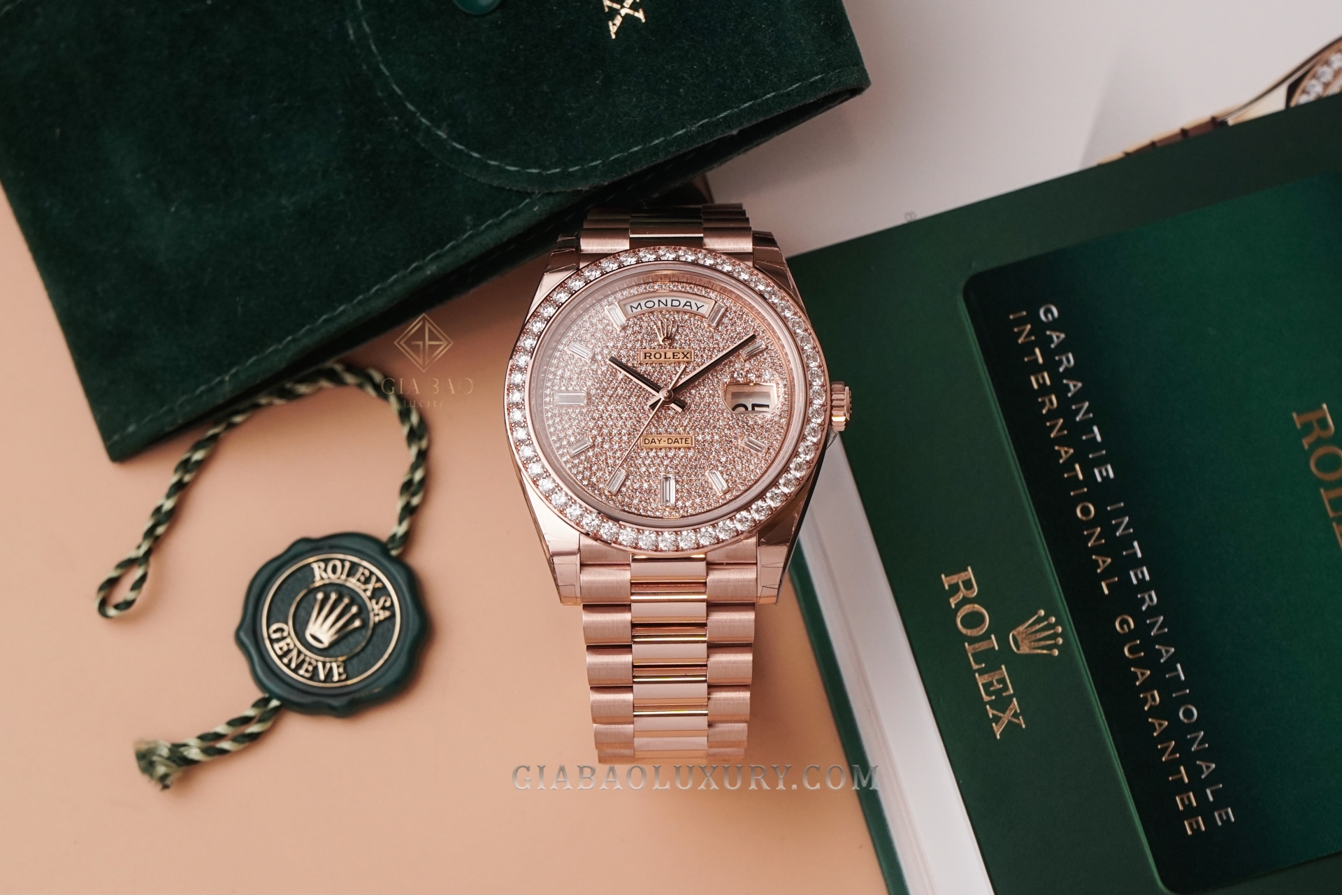 chiếc đồng hồ Rolex Day-Date 40 228345RBR