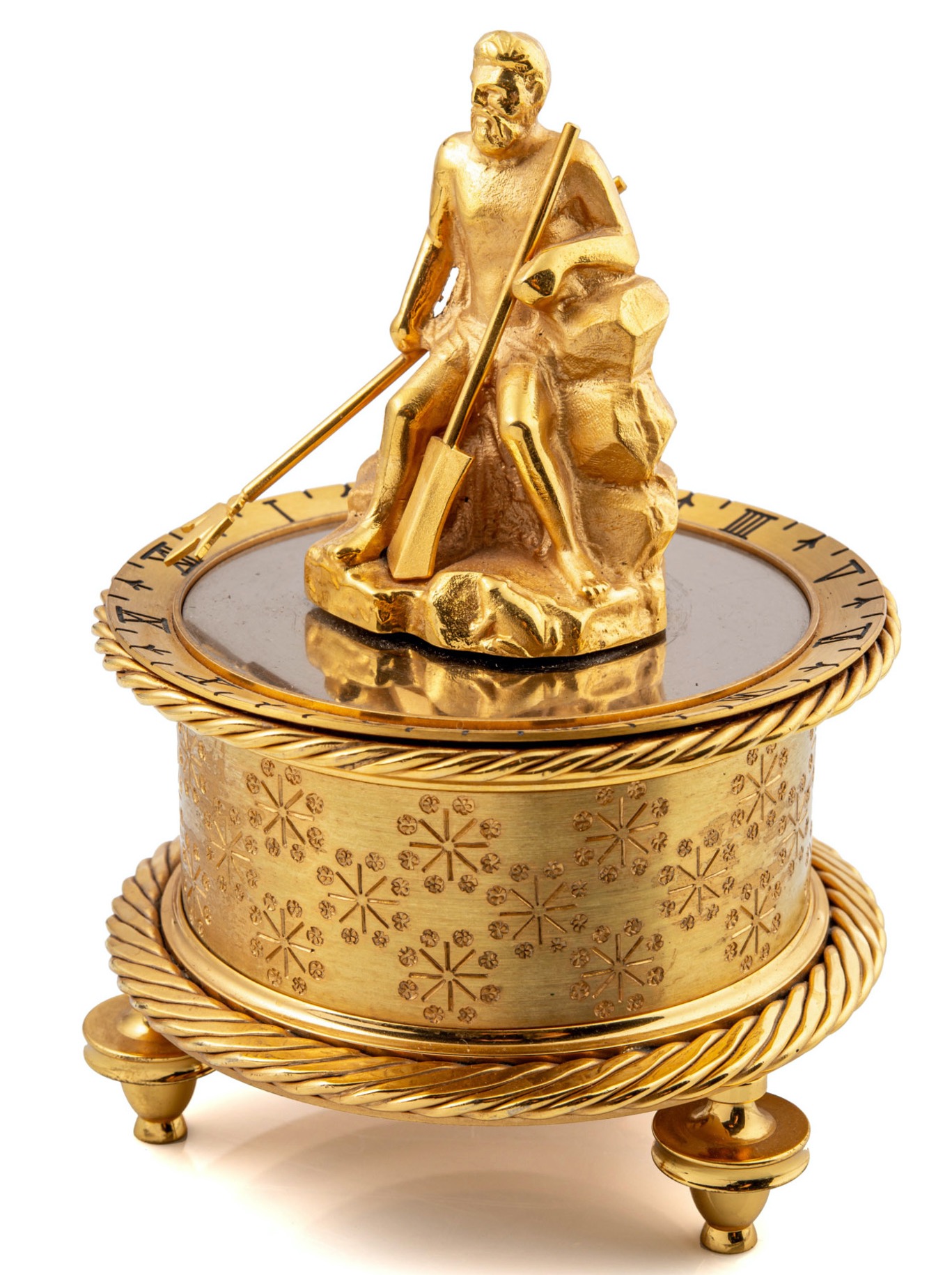 Chiếc đồng hồ để bàn này được sản xuất vào khoảng năm 1970, làm từ đồng thau mạ vàng với biểu tượng thần Poseidon tại chính giữa