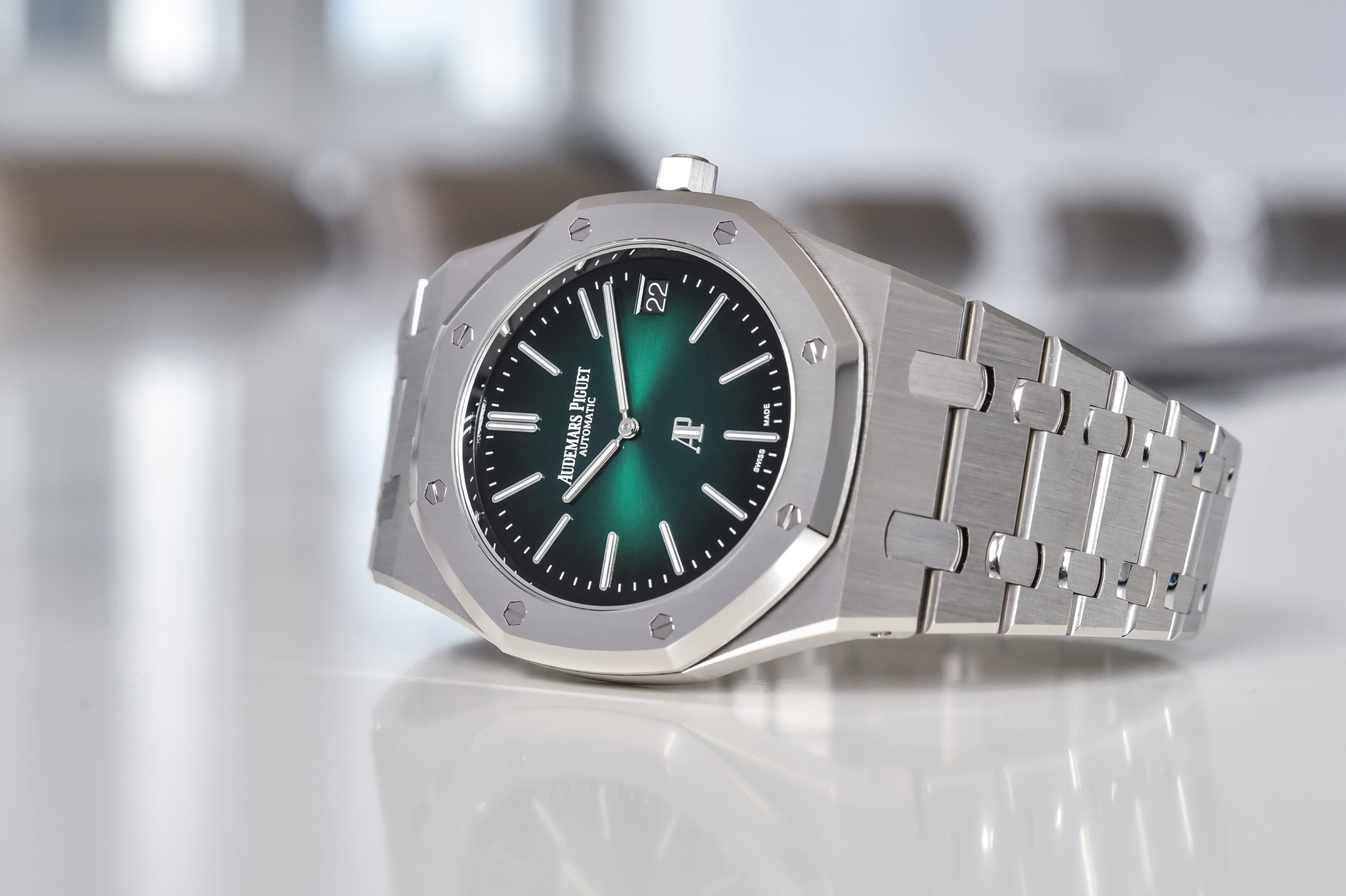 Đồng hồ Audemars Piguet Royal Oak “Jumbo” Extra-Thin Platinum và mặt số màu xanh khói