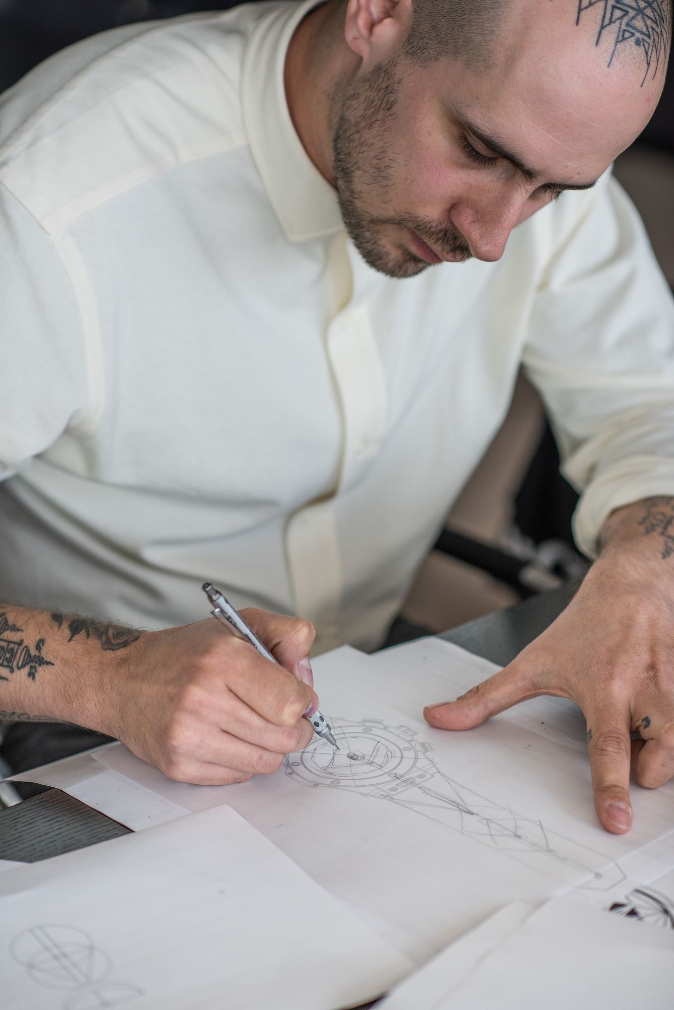 Nghệ sĩ Maxime Buchi tham gia vào quá trình thiết kế đồng hồ Hublot Sang Bleu