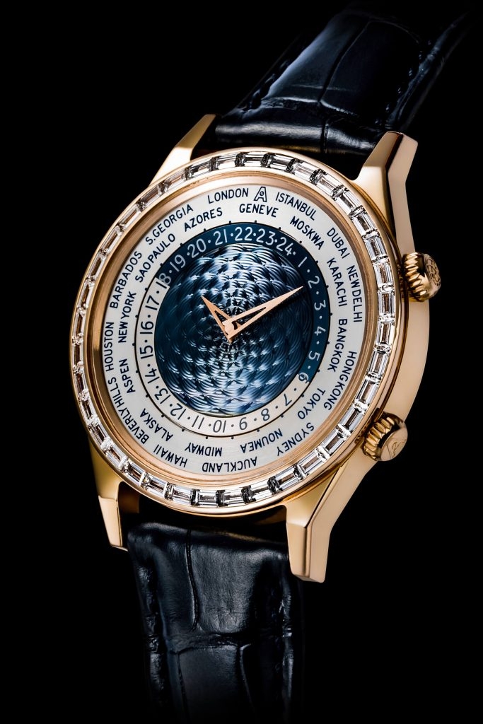 Mẫu đồng hồ “Tempus Terrae” phiên bản kỷ niệm với mặt số bằng vành xanh, thiết kế hai núm vặn truyền thống và vành kim cương Baguette đẹp mắt.