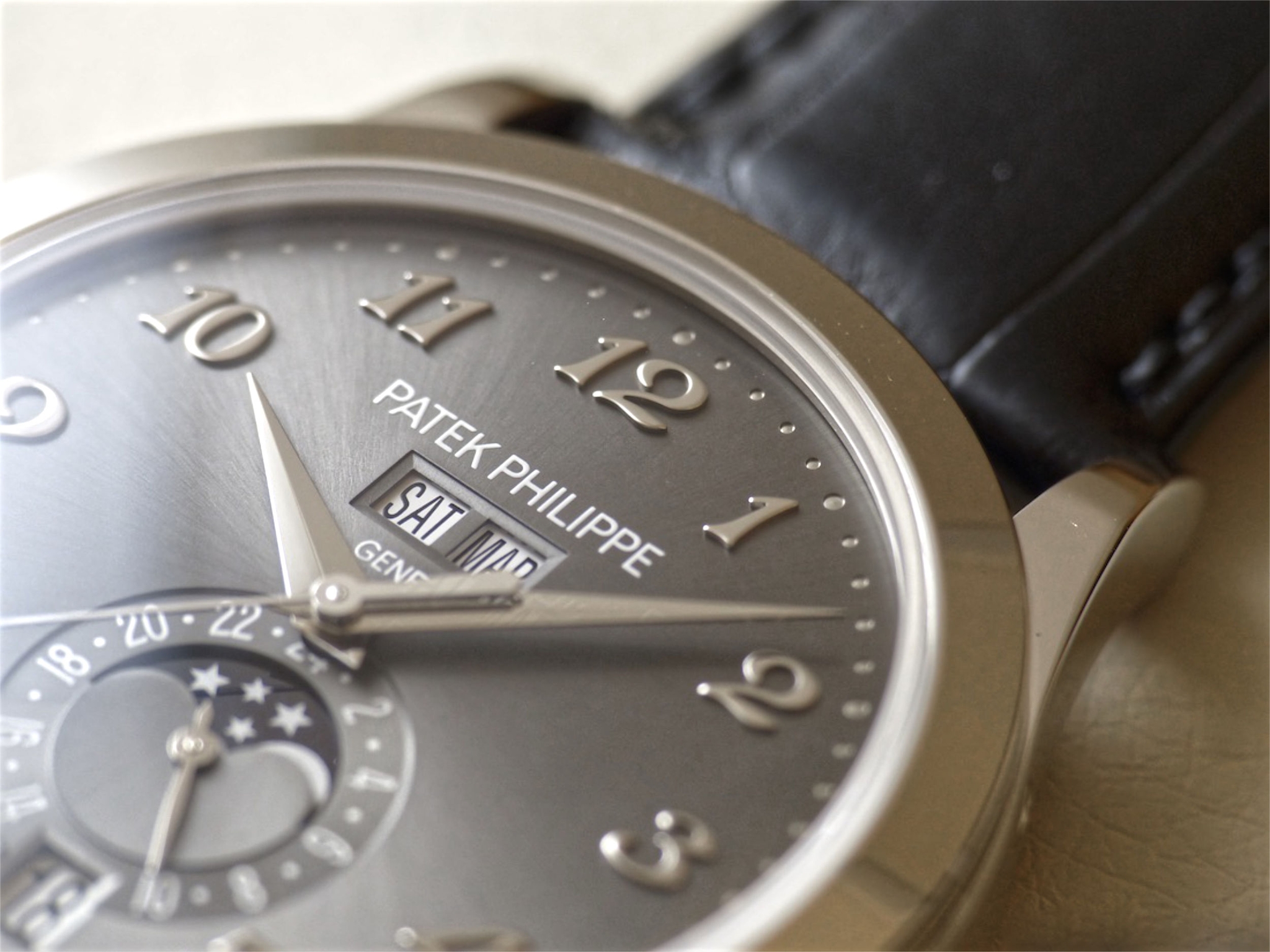 Đồng hồ Patek Philippe Ref.5396G-014 giới thiệu năm 2016, hiện đã ngừng sản xuất