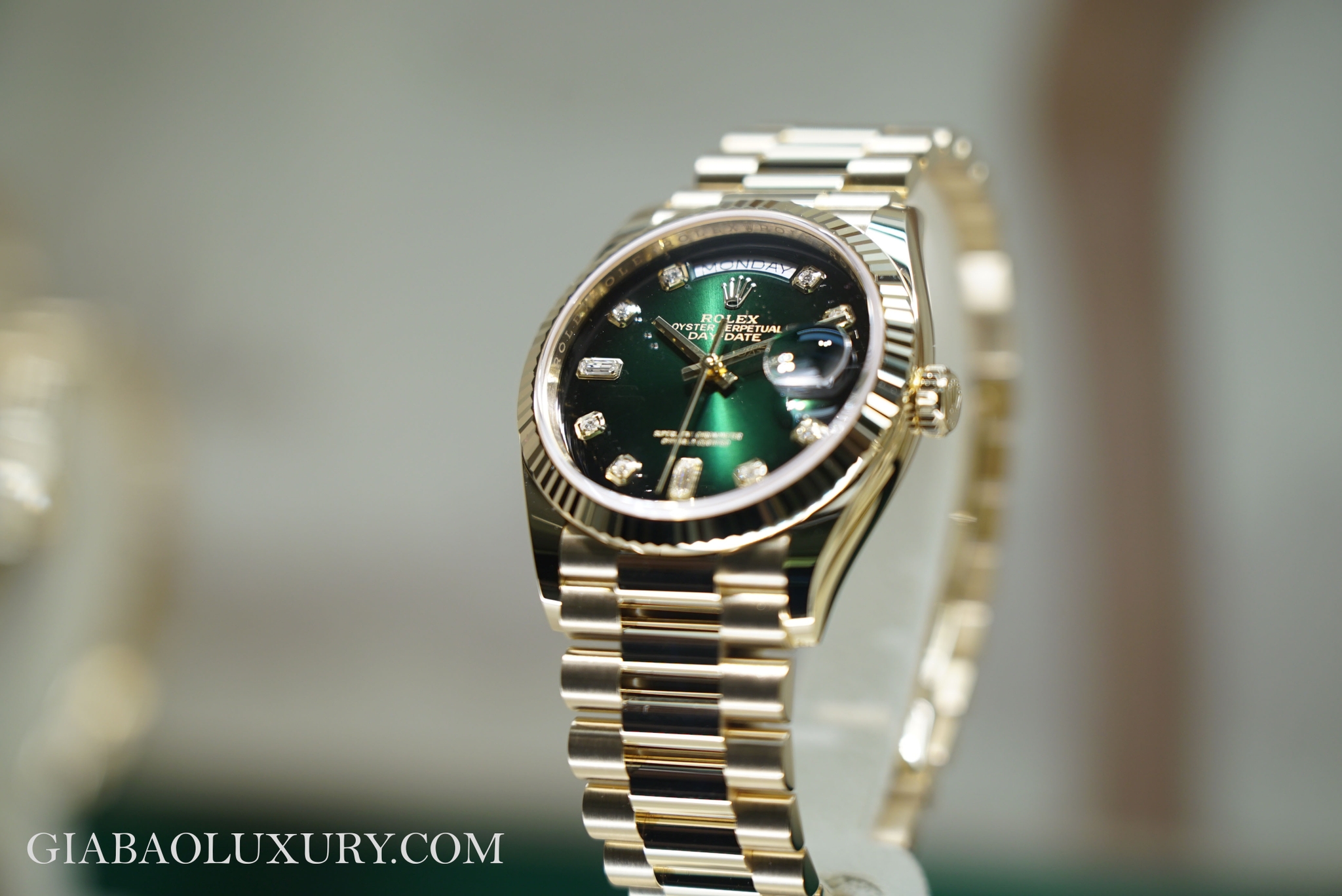 Rolex giới thiệu mẫu Day-Date 36 mới với mặt số xanh lá chuyển sắc