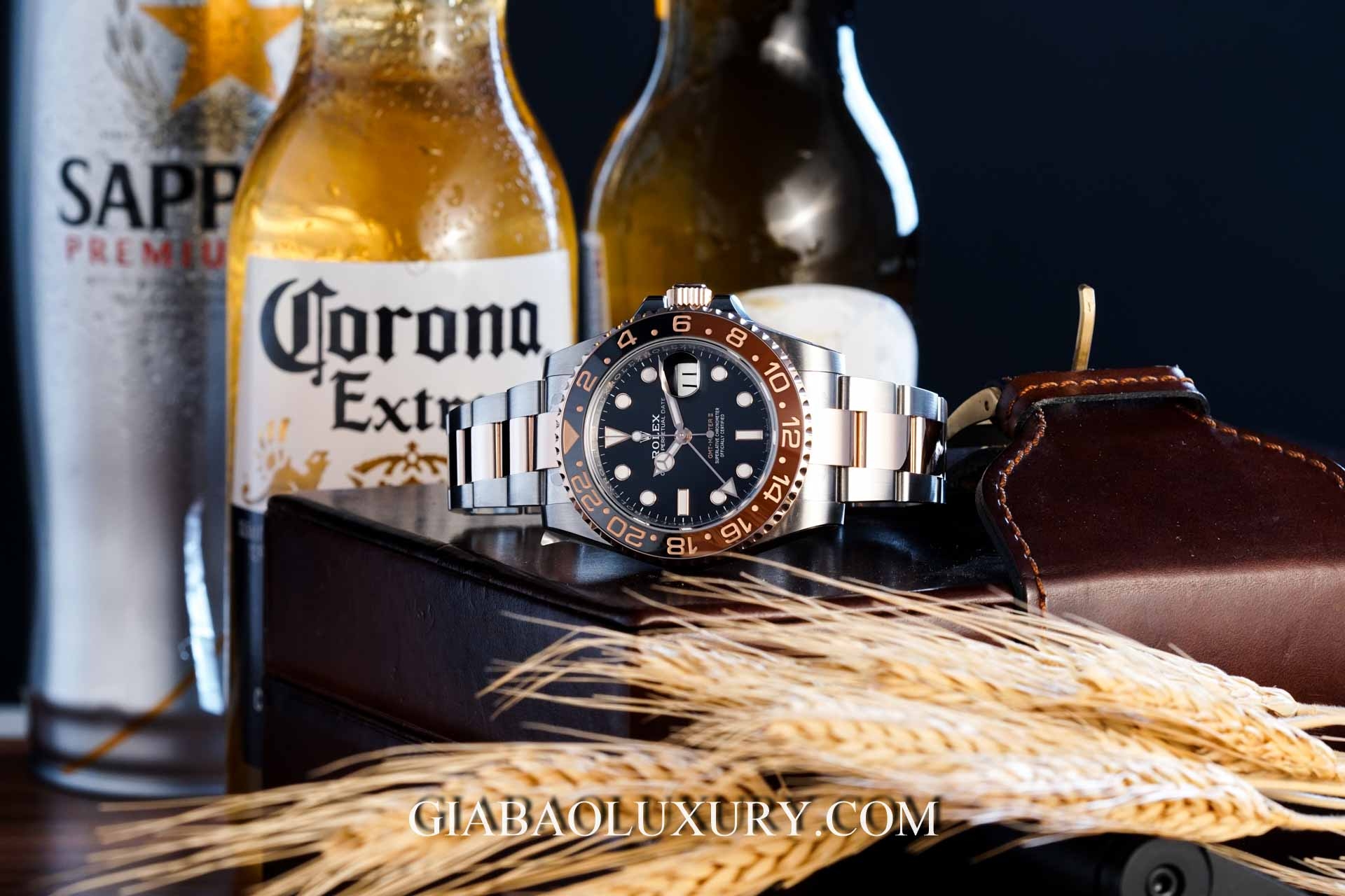 So sánh hai mẫu đồng hồ Rolex GMT-Master II 116713LN và 126711CHNR