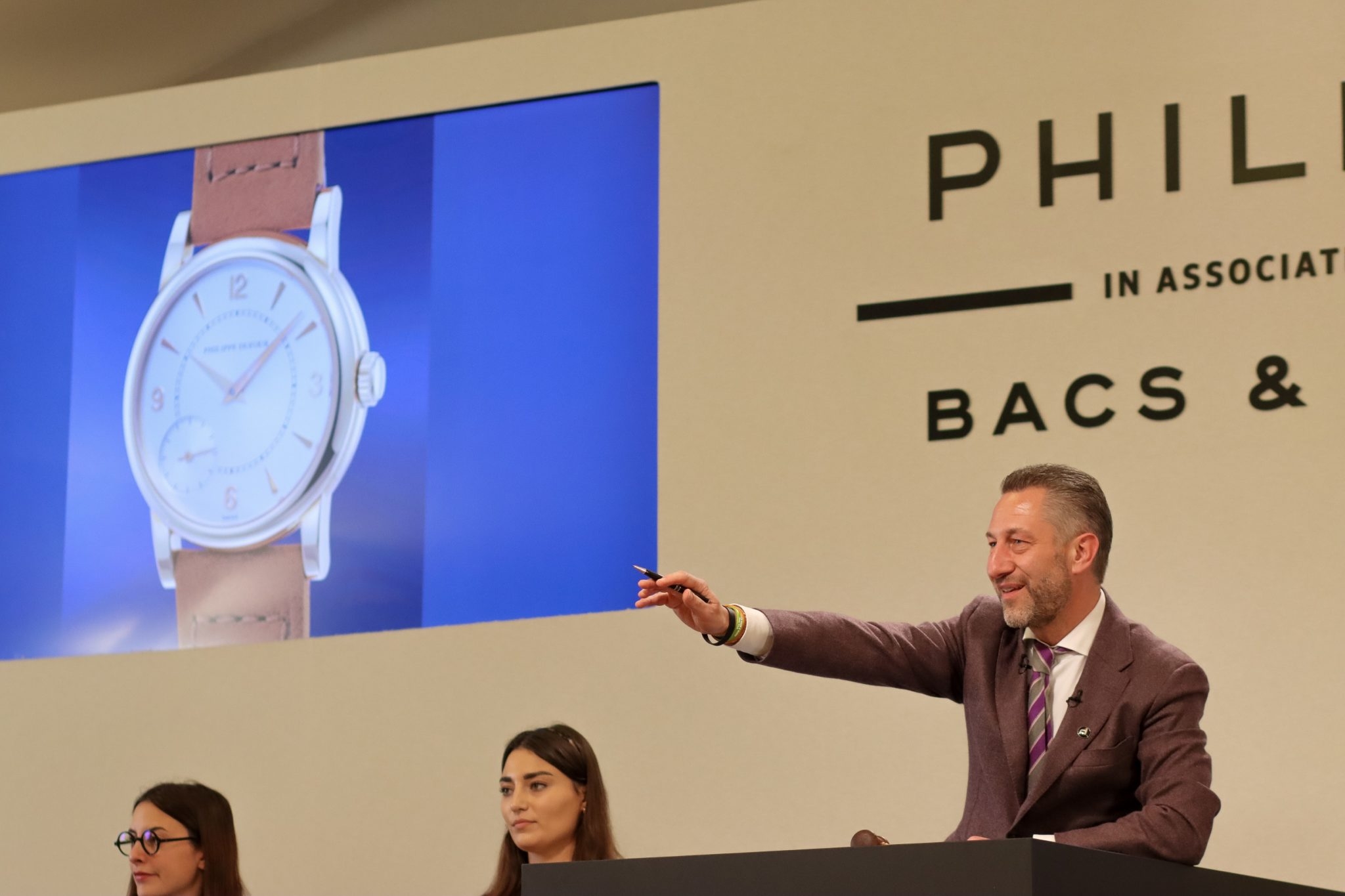 Nhà đấu giá Aurel Bacs chỉ dẫn dắt bán đồng hồ Philippe Dufour Duality trong phiên đấu giá đồng hồ Geneva của Phillip: XIV
