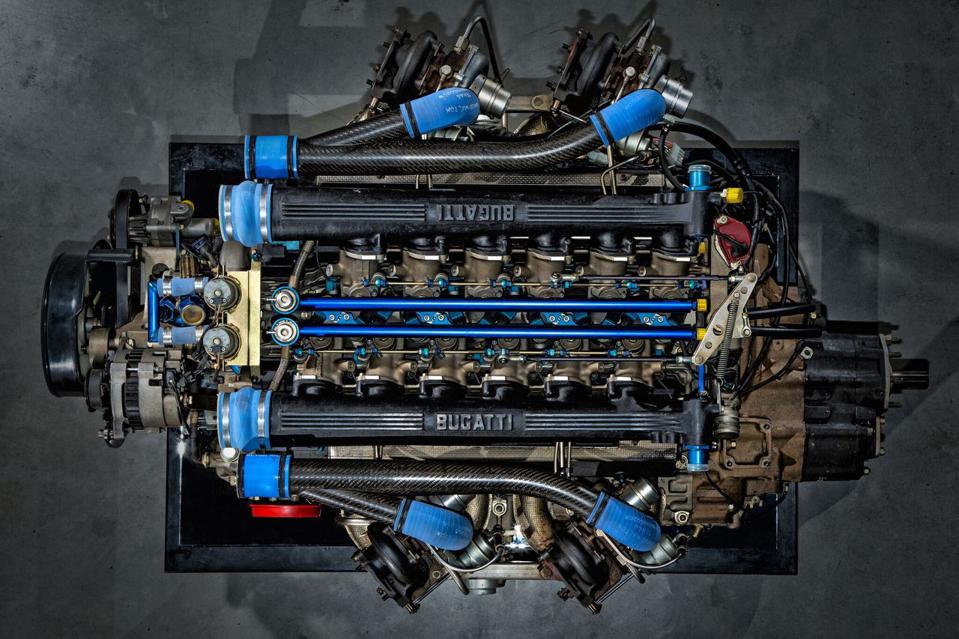 Jacob & Co. Bugatti Chiron Tourbillon: Sẽ ra sao nếu đặt động cơ xe hơi vào trong chiếc đồng hồ đeo tay?