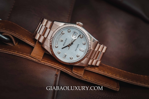 Review đồng hồ Rolex Day-Date 118235 mặt số xà cừ trắng họa tiết oxford