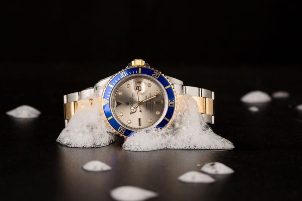 Bạn đã biết cách làm sạch đồng hồ Rolex đúng chuẩn chưa?