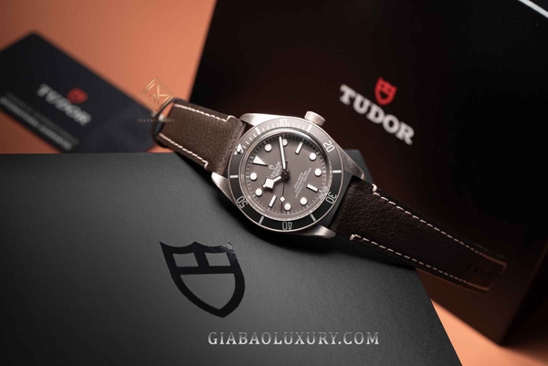 Review đồng hồ Tudor Black Bay Fifty-Eight 925 ref. 79010