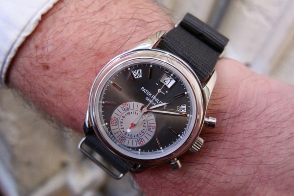 Đeo đồng hồ Patek Philippe với dây vải dù Nato, bạn có tin được không?